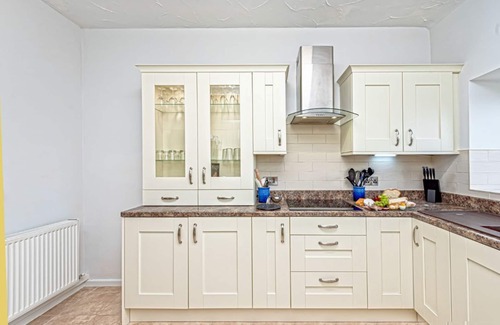 Llanfaelog Cabaña | Felin Traeth Cottage - a bungalow that sleeps 8 guests in 4 bedrooms