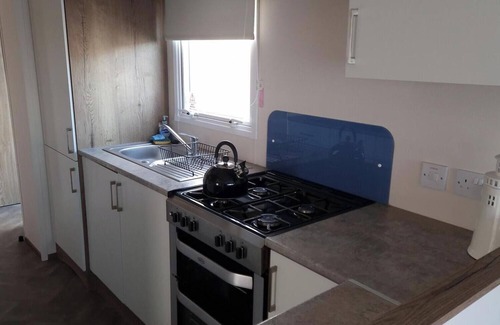 Felixstowe Casa | Felixstowe Sea Views. Cosy 2-bedroom static caravan, parking, wifi,