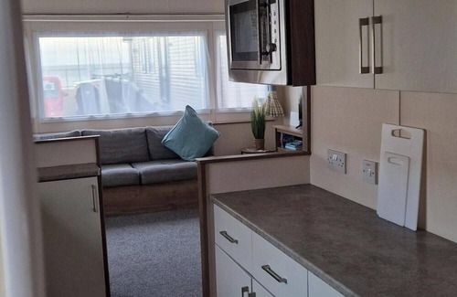 Felixstowe Casa | Felixstowe Sea Views. Cosy 2-bedroom static caravan, parking, wifi,