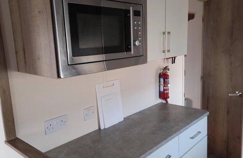 Felixstowe Casa | Felixstowe Sea Views. Cosy 2-bedroom static caravan, parking, wifi,