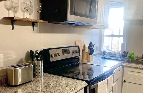 Upper Fells Point Casa | Fells Point Rowhome- 5mins from JH Hospital & Inner Harbor area