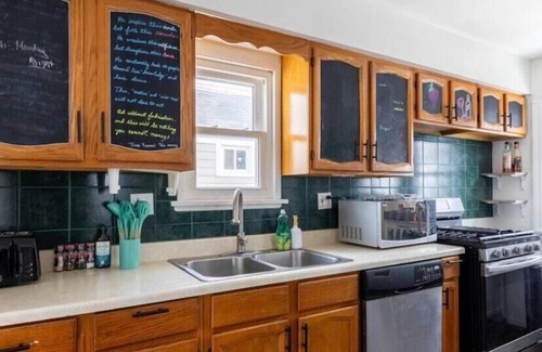Cleveland Heights Casa | Felton · King Bed, Fire Pit & Whimsical Sea