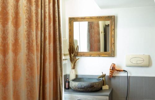 San Nicola La Strada Cama Y Desayuno | FEMME noir LUXURy spa EXPERIENCE