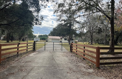 Palatka Casa | Fenced Fisherman's 3 bedroom house in charming Palatka with WiFi and AC