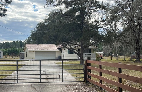 Palatka Casa | Fenced Fisherman's 3 bedroom house in charming Palatka with WiFi and AC