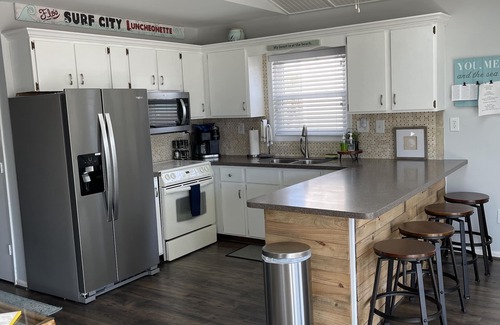Surf City Casa | FENCED IN 2nd Row 2 the sea❤️ Shibumi, beach chairs, and linens included.