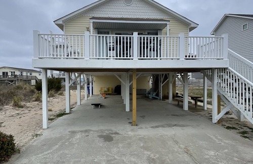 Surf City Casa | FENCED IN 2nd Row 2 the sea❤️ Shibumi, beach chairs, and linens included.