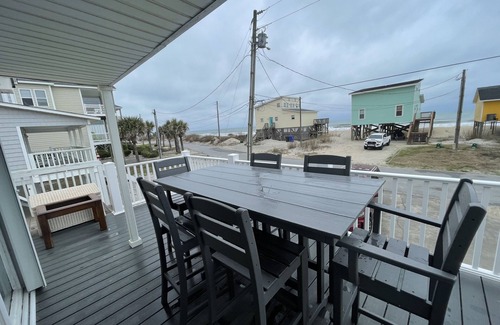 Surf City Casa | FENCED IN 2nd Row 2 the sea❤️ Shibumi, beach chairs, and linens included.