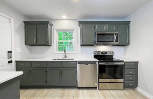 North Raleigh Casa | Fenced-In 3 BR Swingset, Carport, North Raleigh