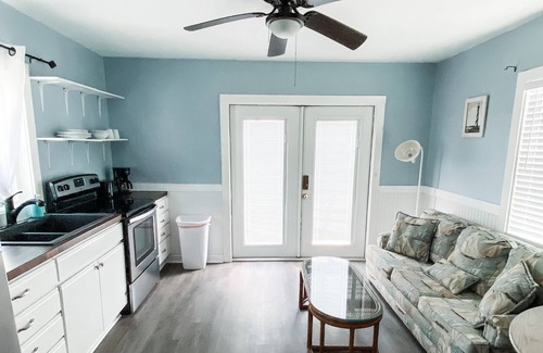 Tropic Cabaña | Fenced in Riverview Cottage with Private Deck