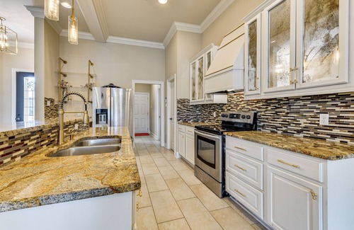 Denham Springs Casa | Fenced-In Yard & Pond Views: Home 18 Mi to LSU!