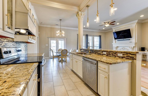 Denham Springs Casa | Fenced-In Yard & Pond Views: Home 18 Mi to LSU!