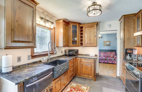 Alexander Casa | Fenced Pet-Friendly Alexander Home: 7 Mi to Asheville!