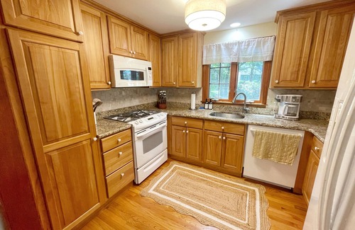 Yarmouth Port Casa | FencedYard/FirePit/LargeHouse/PetFriendly