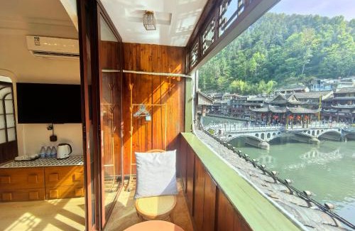 Fenghuang Casa | Fenghuang Color River View Villa