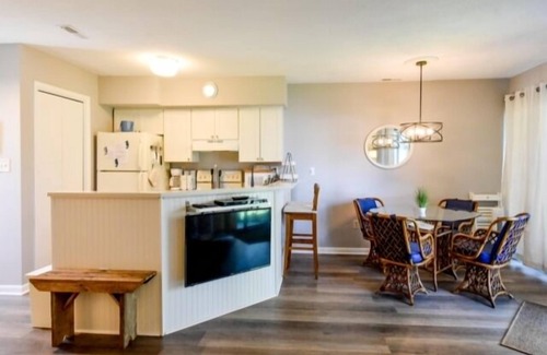 Fenwick Island Condominio | Condominio en Bayside Fenwick Island frente a Harpoon Hannahs, cocina completa, piscina, jacuzzi, tenis