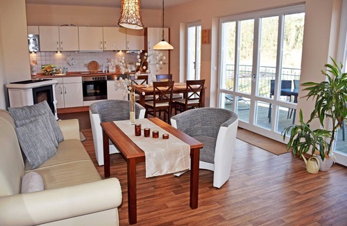 Rugen Island Apartamento | Ferienappartement Abendrot mit Balkon und Kamin - Gutshaus-appartem. mit Kamin, Außenpool und tlw