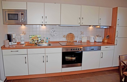 Rugen Island Apartamento | Ferienappartement Abendrot mit Balkon und Kamin - Gutshaus-appartem. mit Kamin, Außenpool und tlw