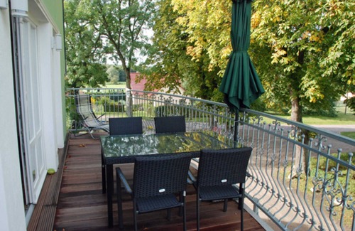 Rugen Island Apartamento | Ferienappartement Abendrot mit Balkon und Kamin - Gutshaus-appartem. mit Kamin, Außenpool und tlw