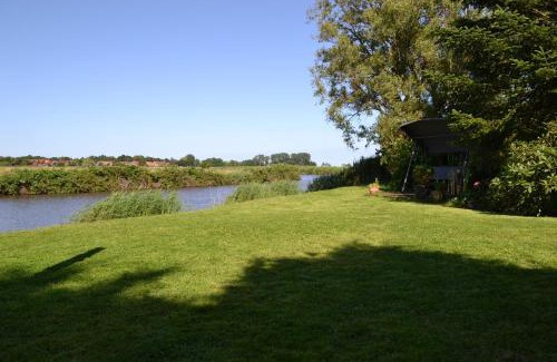 Suurhusen Casa | Ferienhaus am Wasser (Knockster Tief)