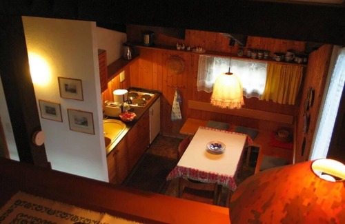 Geyersberg Apartamento | Casa de vacaciones en tres niveles con 2 niveles para dormir y balcón.