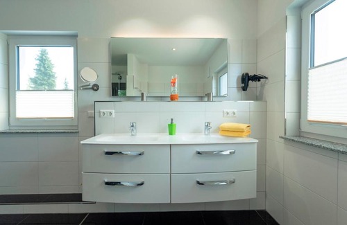 Gohren Casa | Ferienhaus Corvin mit eingezäunten Grundstück (200 m²)