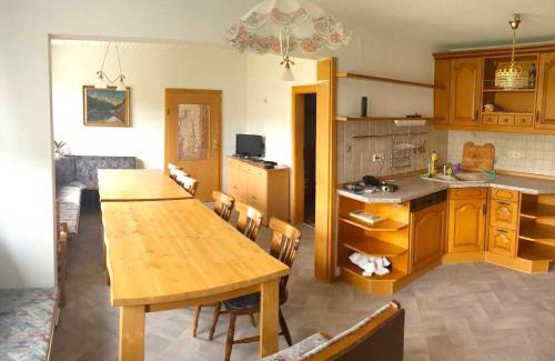 Baerenstein Casa | Ferienhaus in Bärenstein bei grünen Hügeln