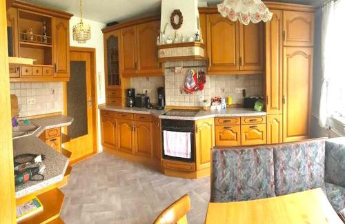 Baerenstein Casa | Ferienhaus in Bärenstein bei grünen Hügeln
