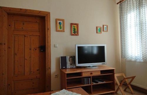 Kossern Casa | Ferienhaus mit Garten, Weinlaube und Aussenpool