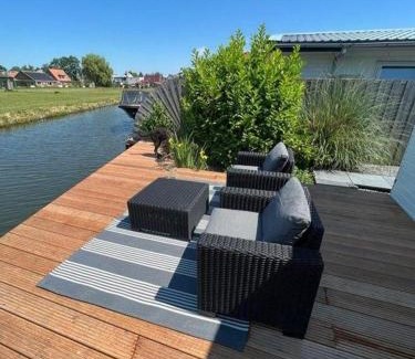 Onderdijk Apartamento | Ferienhaus Tami direkt am Wasser mit eigenem Bootsanlegesteiger