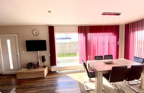 Onderdijk Casa | Ferienpark Vislust Modernes Holzhaus am Ijsselmeer mit eigenen Steg