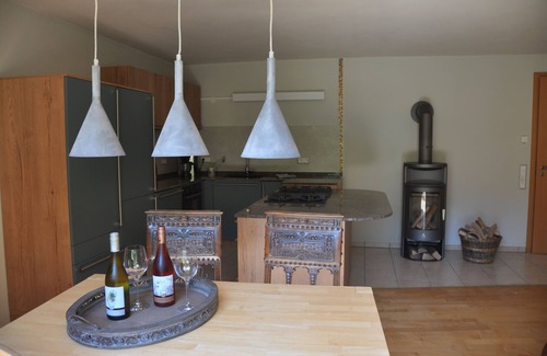 Munstertal Apartamento | Ferienwohnung im Haus am Bach im Grünen