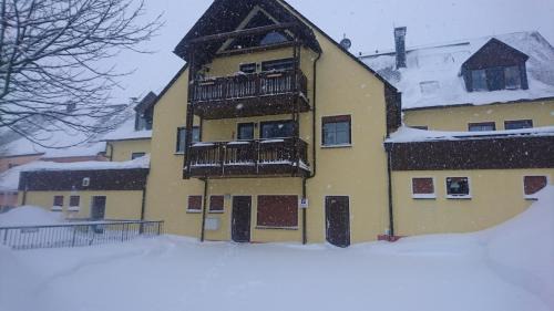 Oberwiesenthal Apartamento | Ferienwohnung Dachspitze mit Tiefgaragenstellplatz und Skiraum