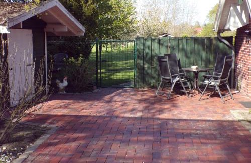 Sandhorst Apartamento | Ferienwohnung Aurich Sandhorst EG mit Terrasse und kleinem Garten