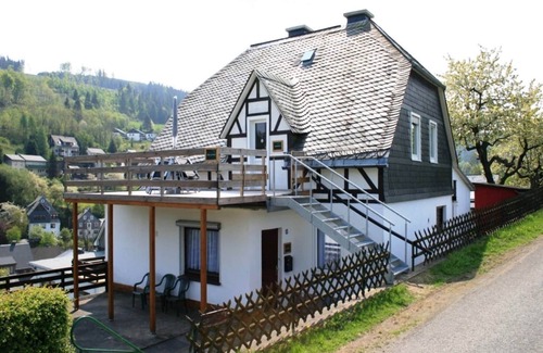 Schwalefeld Apartamento | Ferienwohnung bei Willingen mit eigener Terrasse