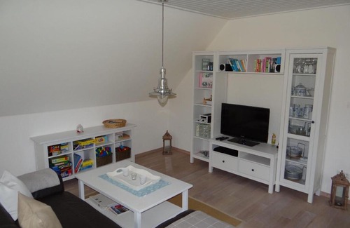 Welt Apartamento | Ferienwohnung-DG-im-Reetdachhaus-im-Ort-Welt