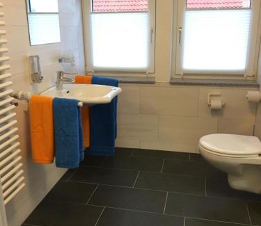 Rinteln Apartamento | Ferienwohnung „Im Kleinen Löök“ - DG - 2 Zimmer - Balkon - Boxspringbett - 2 TV