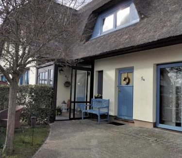 Ostseebad Wustrow Apartamento | Ferienwohnung im Rohrdachhaus