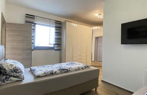 Wackersdorf Apartamento | Ferienwohnung in Heselbach mit Grill, Whirlpool und Garten