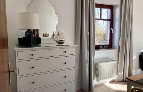 Gustow Apartamento | Ferienwohnung-Klaus-Stoertebeker-mit-Sonnenterrasse-Garten-zwischen-Strand-Wald-und-Wiese