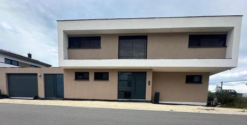 Meßkirch Apartamento | Ferienwohnung Kunterbunt