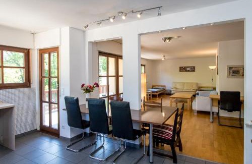 Leutzsch Apartamento | Ferienwohnung mit 123qm für 8 Personen mit sehr großem Garten, einfache Innen-Ausstattung