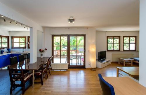 Leutzsch Apartamento | Ferienwohnung mit 123qm für 8 Personen mit sehr großem Garten, einfache Innen-Ausstattung
