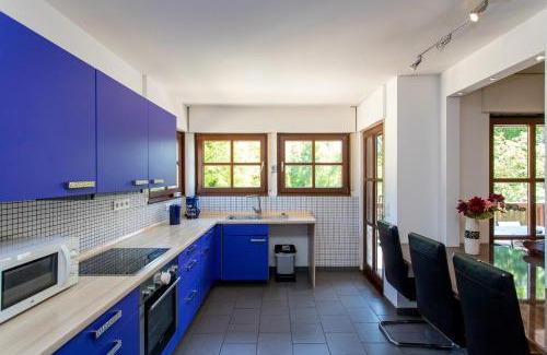 Leutzsch Apartamento | Ferienwohnung mit 123qm für 8 Personen mit sehr großem Garten, einfache Innen-Ausstattung