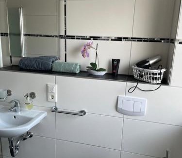 Bemerode Apartamento | Ferienwohnung mit Fußbodenheizung nahe Messe, gratis Parkplatz und Abstellplatz E - Bike