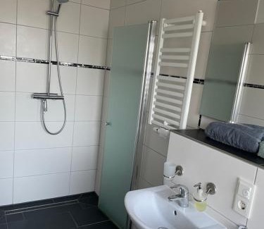 Bemerode Apartamento | Ferienwohnung mit Fußbodenheizung nahe Messe, gratis Parkplatz und Abstellplatz E - Bike