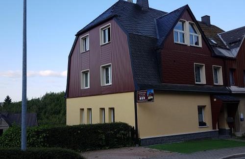 Klingenthal Apartamento | Ferienwohnung mit Garten und Spielplatz