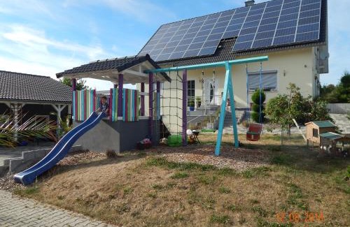 Kueps Apartamento | Ferienwohnung Wagner mit Terrasse und Kinderspielplatz