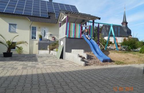 Kueps Apartamento | Ferienwohnung Wagner mit Terrasse und Kinderspielplatz
