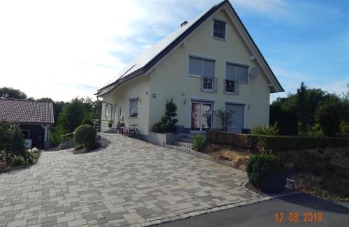 Kueps Apartamento | Ferienwohnung Wagner mit Terrasse und Kinderspielplatz